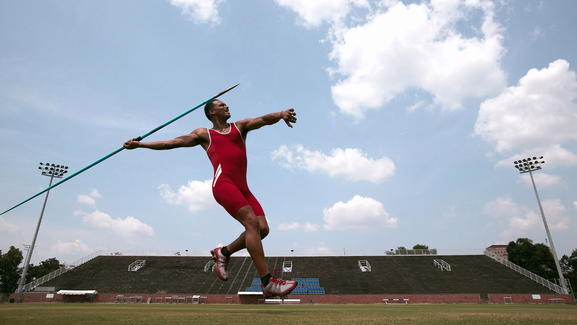 东盟城市半程马拉松巡回赛 曼谷站在清晨闷热中开跑